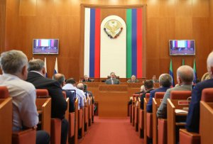 В Закон о госслужбе РД внесены изменения