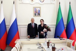 Глава Дагестана наградил Такибат Махмудову