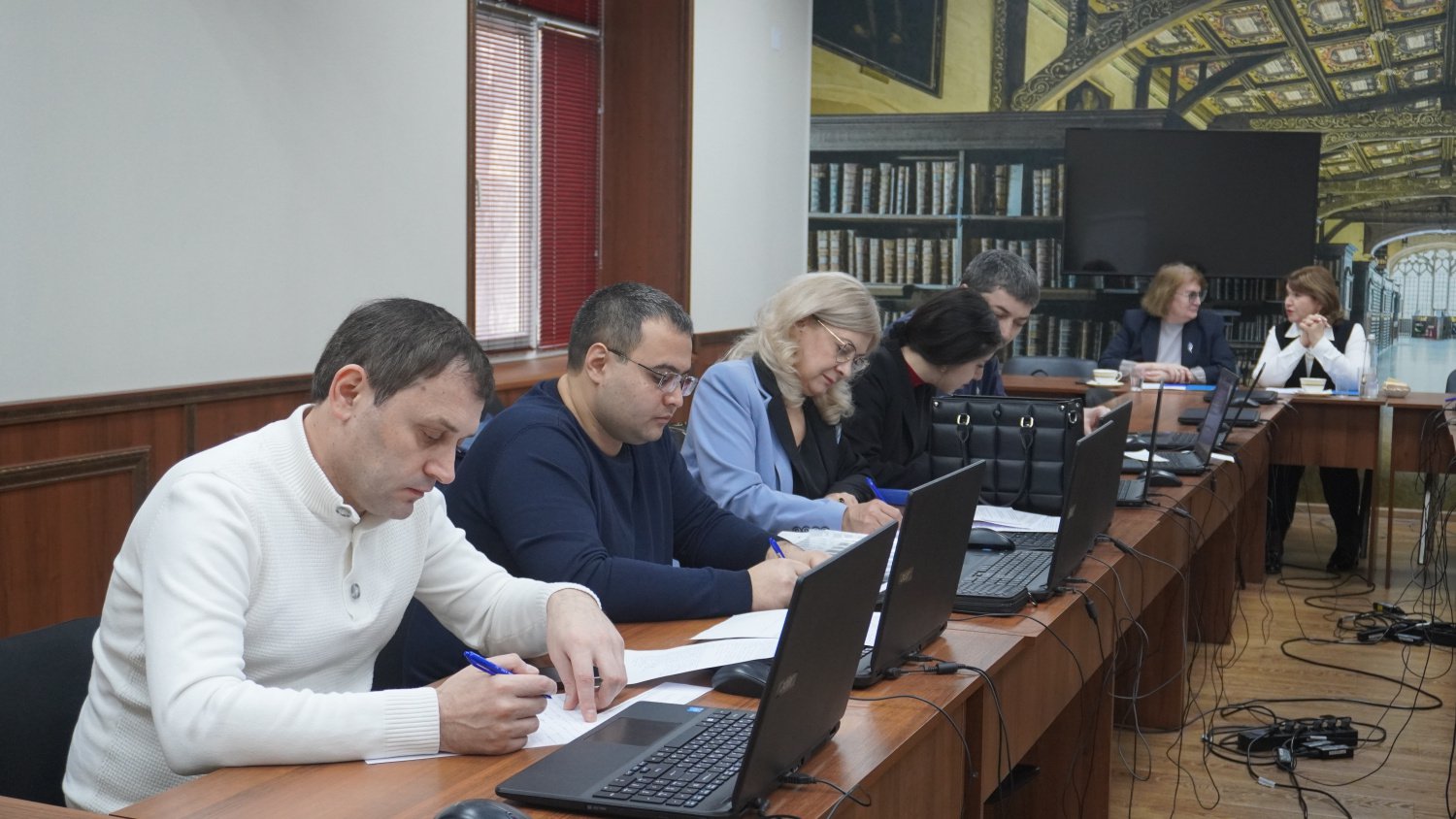 Госслужащие Дагестана завершили обучение по программе профпереподготовки "Государственное и муниципальное управление"