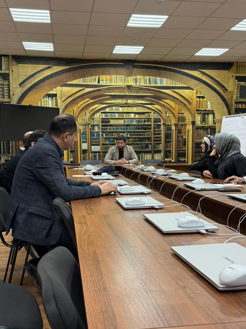 В Дагестанском кадровом центре с 27 апреля 2026 года проходят курсы повышения квалификации муниципальных служащих