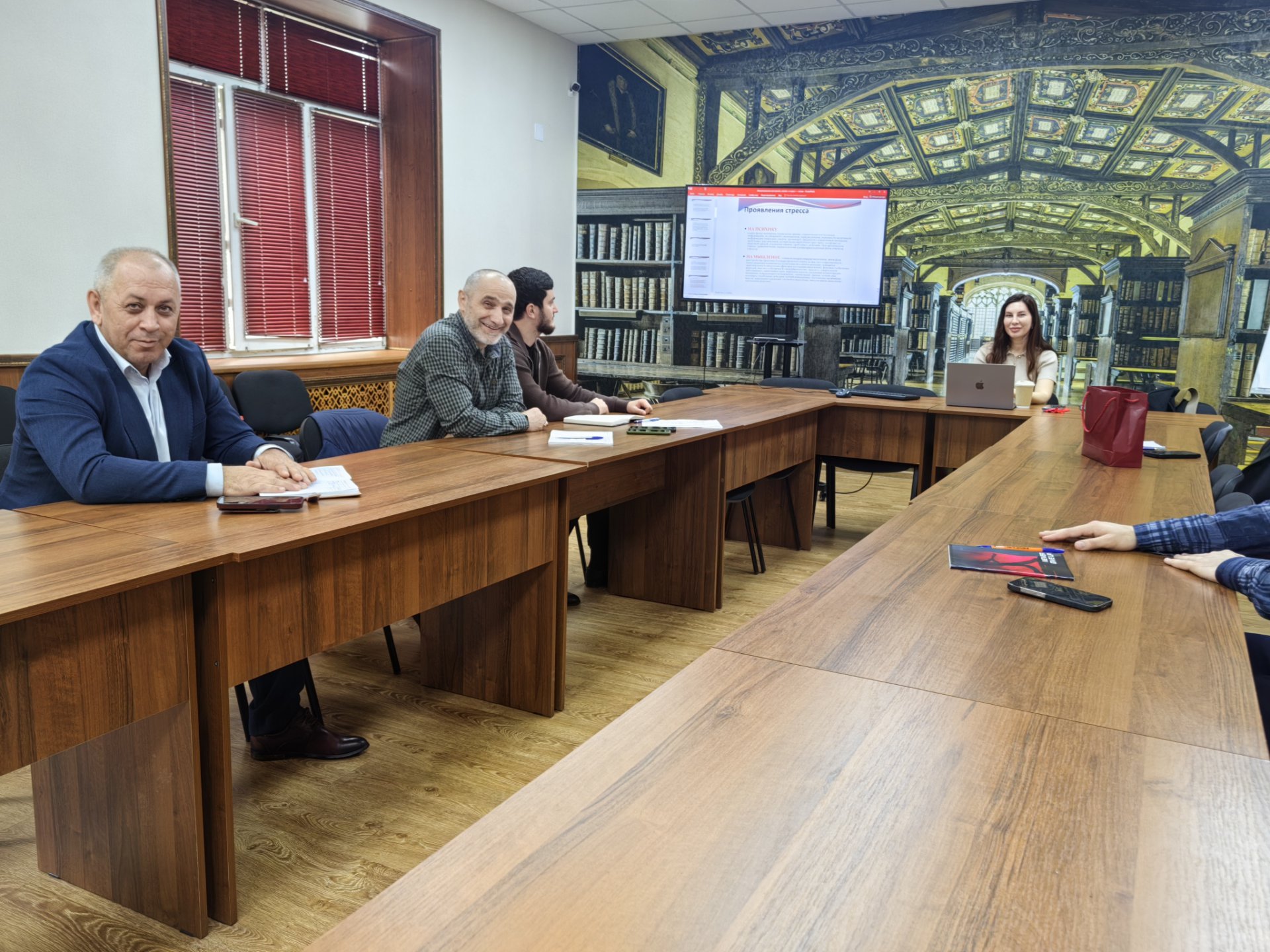 В Дагестанском кадровом центре с 18 мая 2026 года проходят курсы повышения квалификации муниципальных служащих.
