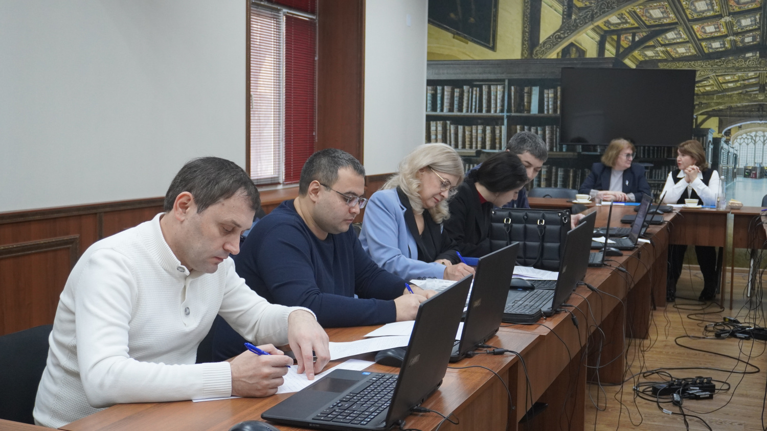 Госслужащие Дагестана завершили обучение по программе профпереподготовки "Государственное и муниципальное управление"
